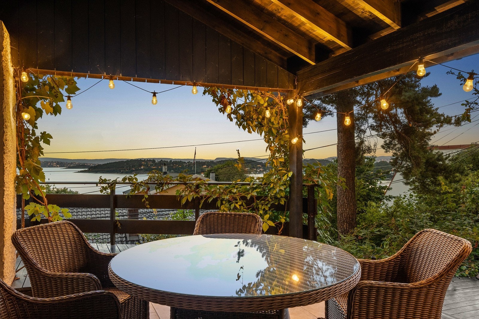 Eiendommen ligger godt tilbaketrukket i Nordstrandskråningen, med utsikt over fjorden og gode solforhold.
Foto: Oh Shots Galleribilde