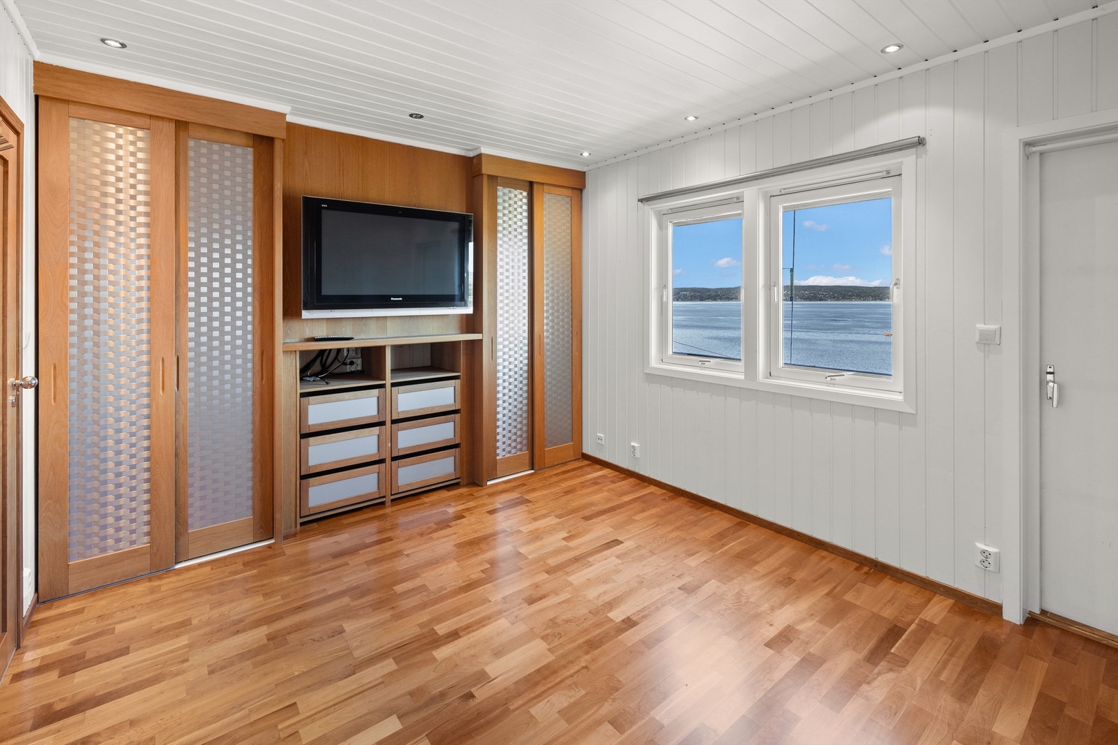 Det ene soverommet i loftsetasjen har skyvedørsgarderobe og downlights. Galleribilde