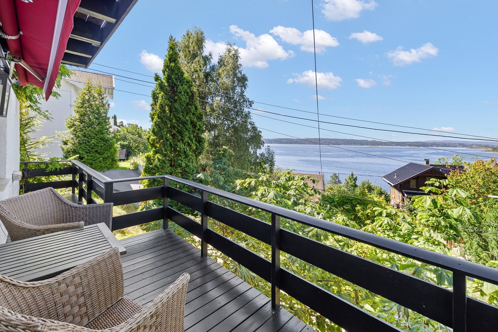Balkongen på 5 m² er tilgjengelig fra begge soverommene i loftsetasjen. Galleribilde