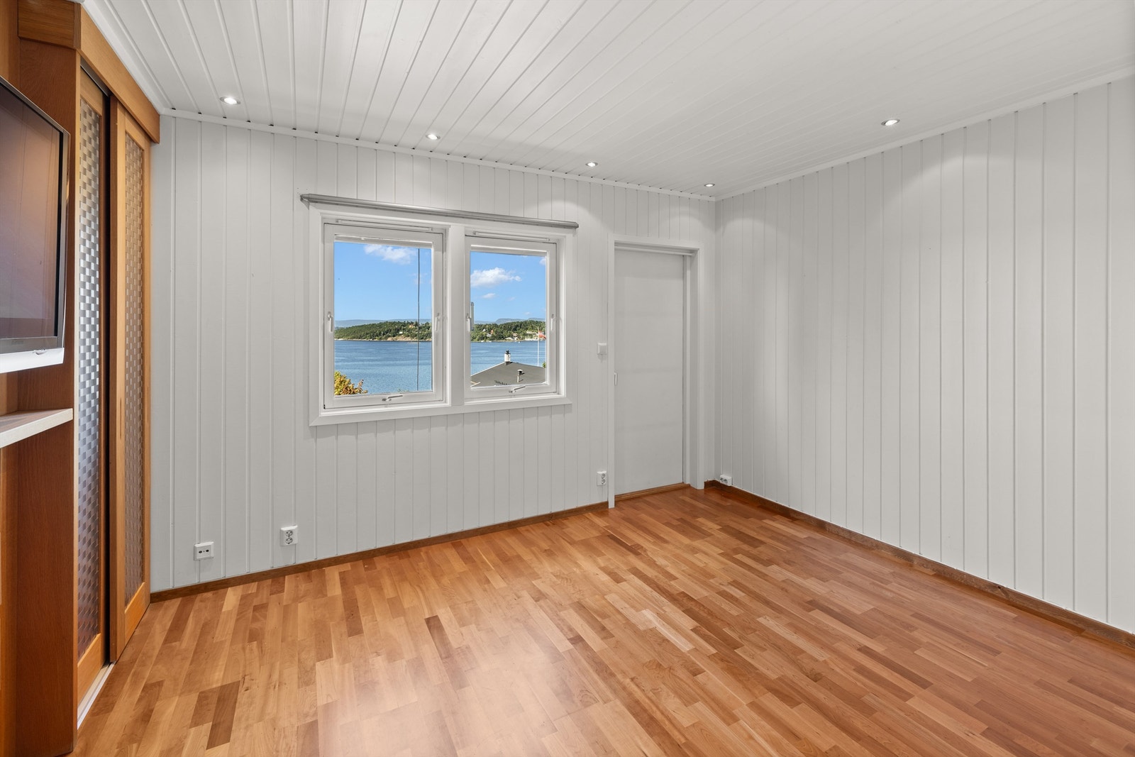 Begge soverommene i denne etasjen har utgang til en felles balkong. Galleribilde