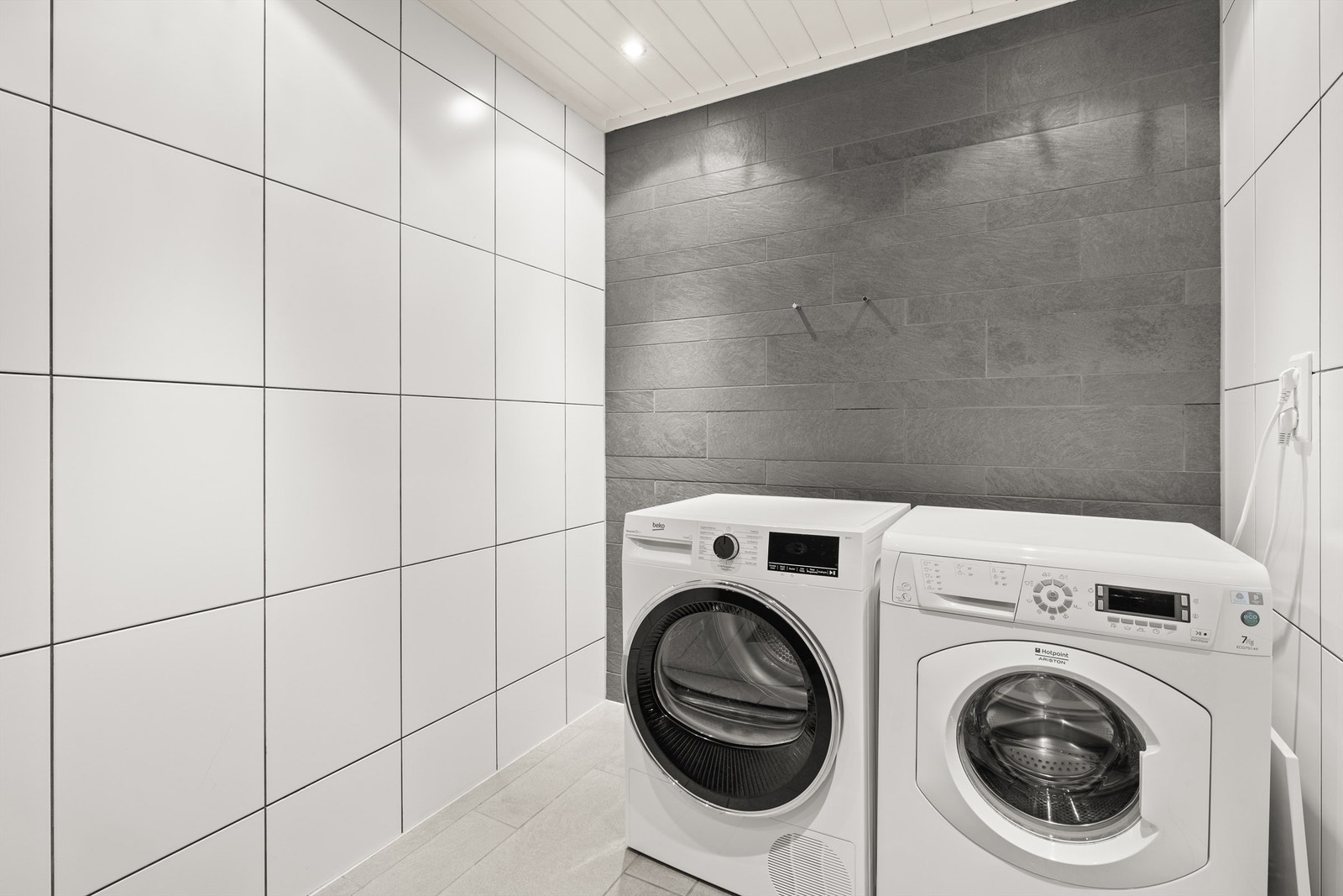 Badet har opplegg for vaskemaskin og tørketrommel. Galleribilde