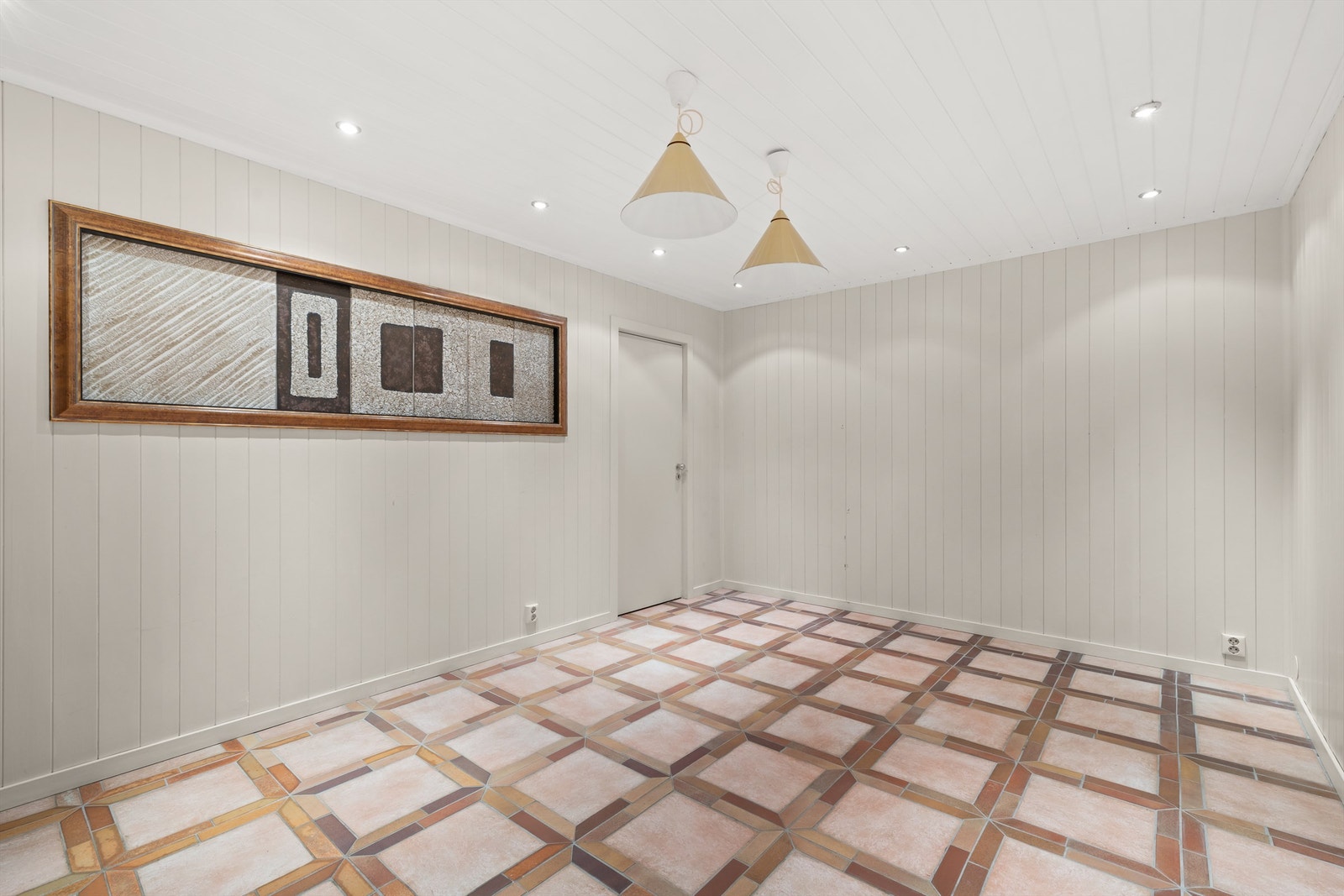 En vegg mellom de to opprinnelige bodene er fjernet for å skape et større, disponibelt rom. Galleribilde