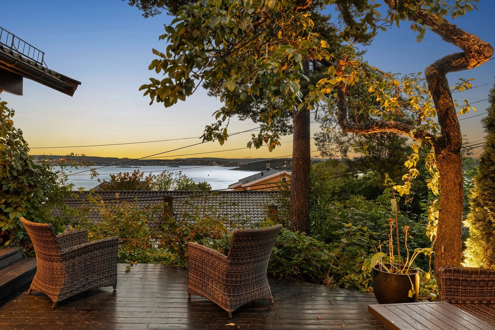 Boligen vender mot vest og har gode solforhold til sent på kvelden. Galleribilde