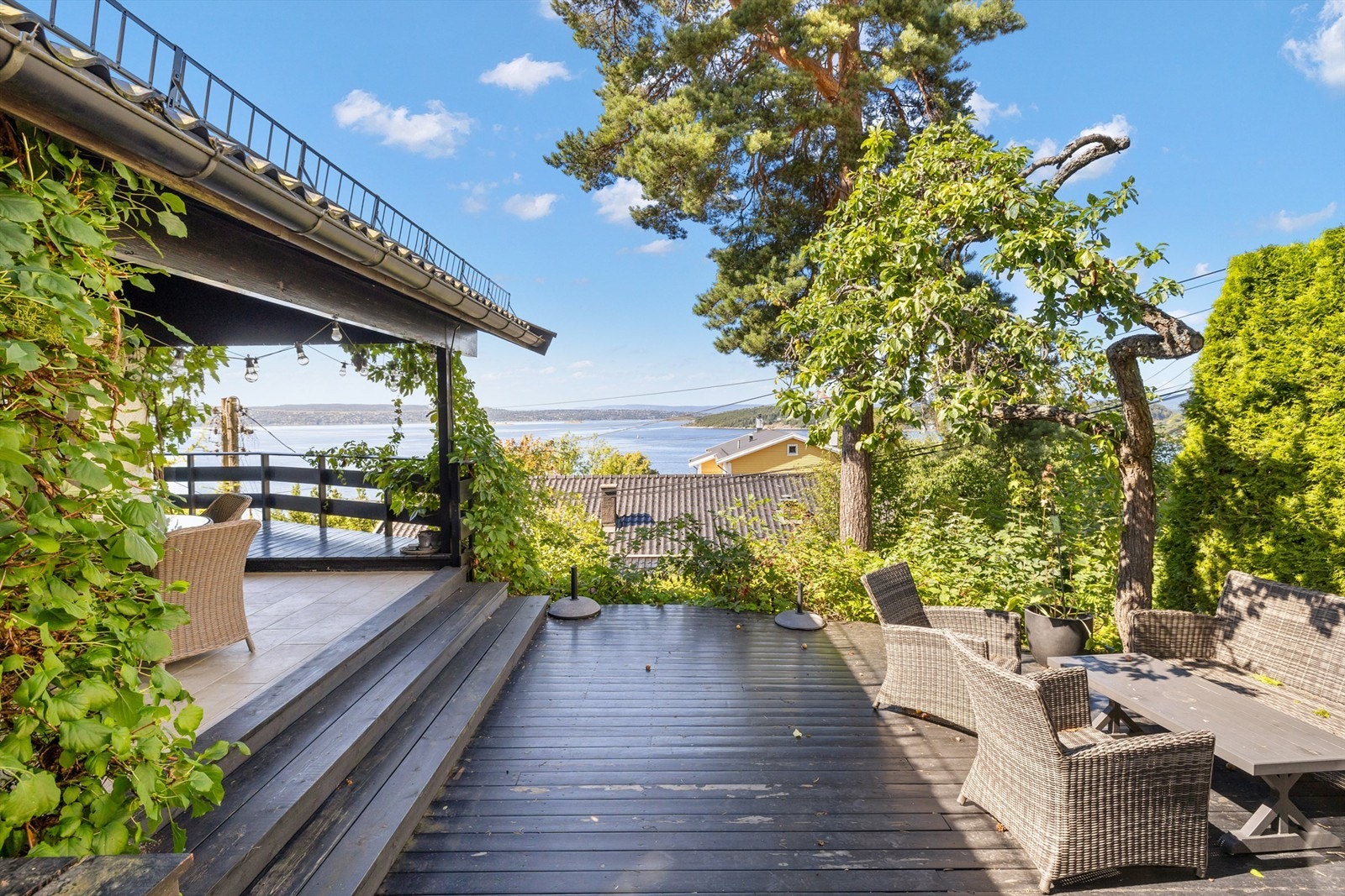 Eiendommen har et samlet terrasse- og balkongareal på hele 136 m², fordelt på flere nivåer. Galleribilde