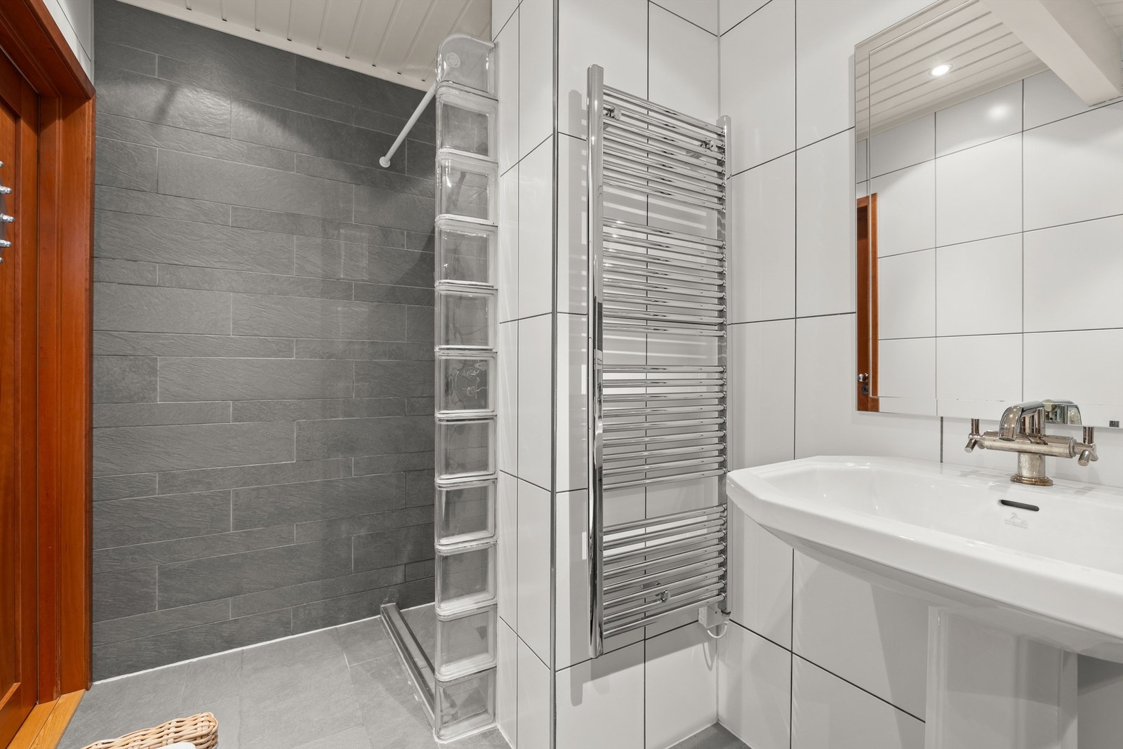 Badet har vegghengt håndkletørker og et rør-i-rør-system for vannrørene. Galleribilde