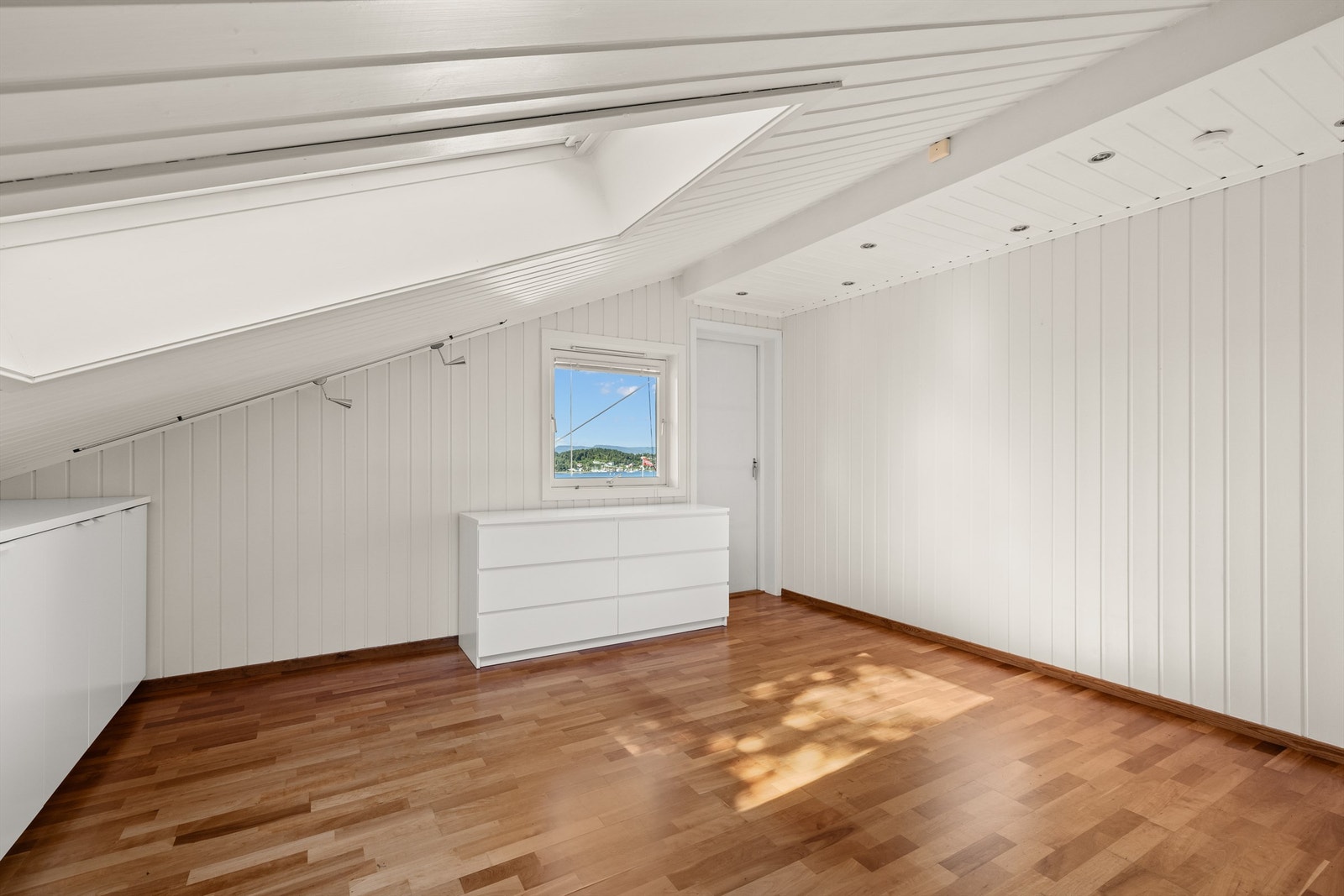 Rommet har parkett på gulvet og malt panel på vegger og i himling. Galleribilde