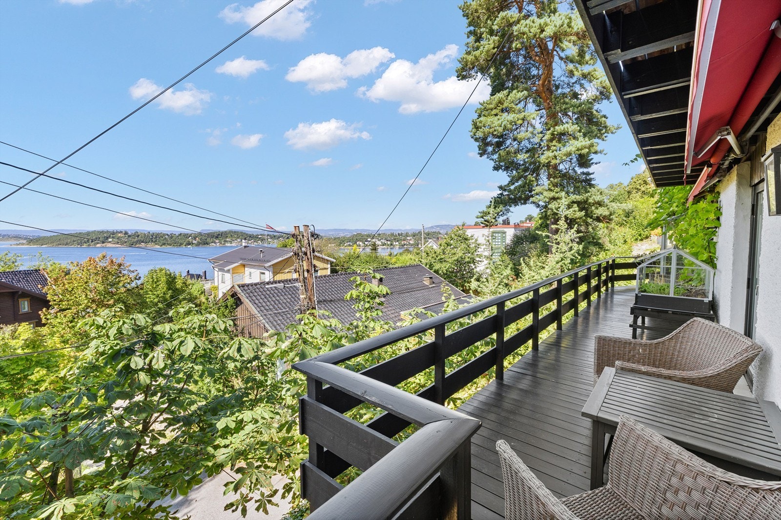 En privat uteplass for soveromsavdelingen, med utsikt over nærområdet og fjorden. Galleribilde