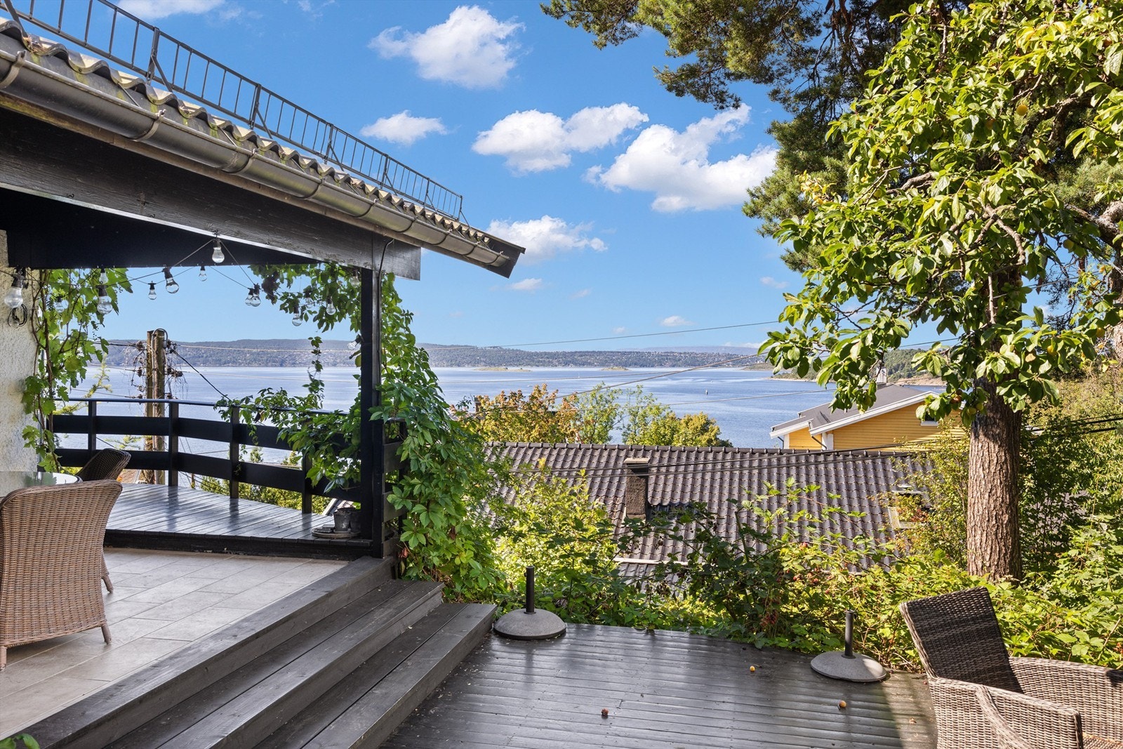 Fra den overbygde delen er det en naturlig overgang til en stor markterrasse på 77 m². Galleribilde