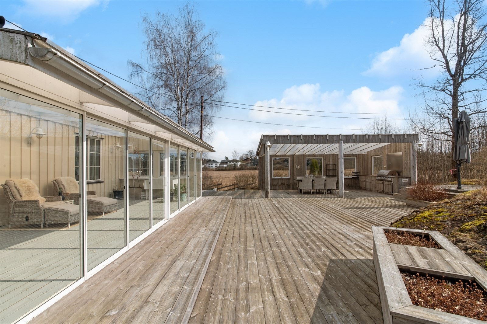 Stor terrasse hvor man kan følge solen fra morgen til kveld Galleribilde