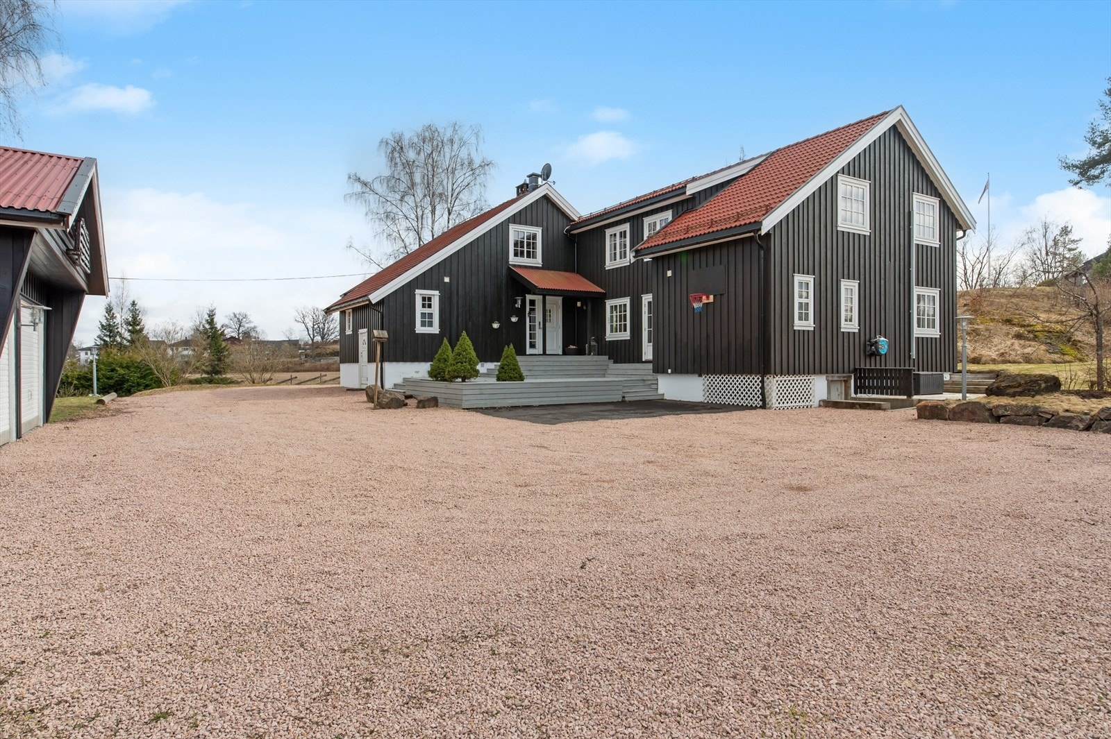 Stor gårdsplass og dobbel garasje Galleribilde