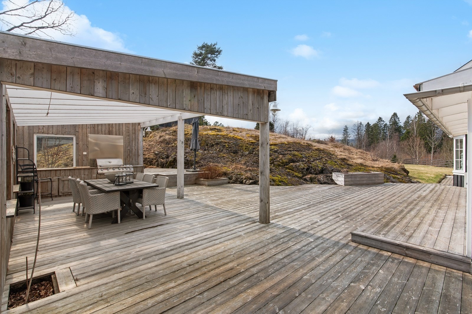Delvis overbygget terrasse med sen kveldssol Galleribilde