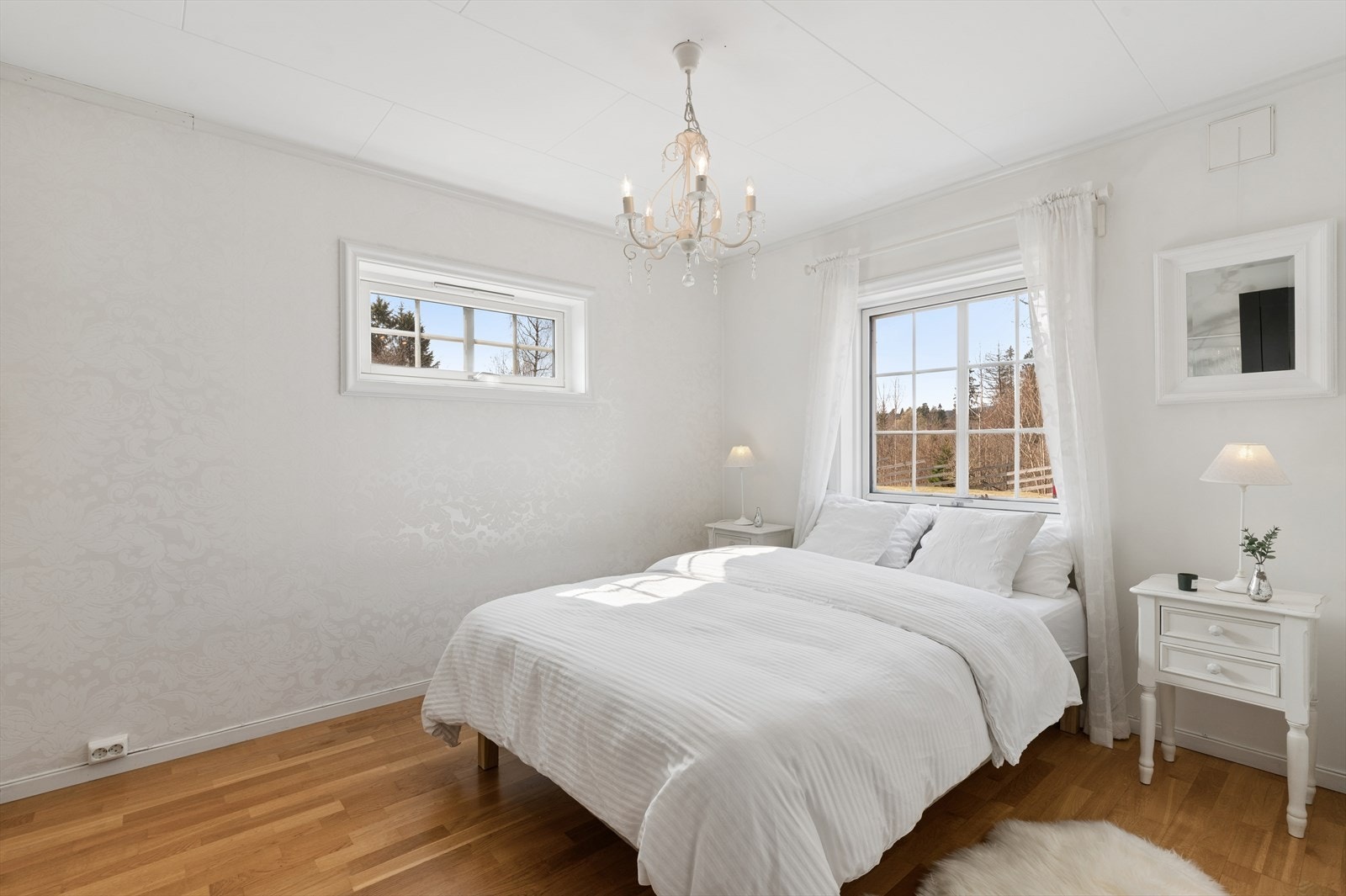 Master bedroom befinner seg i 1. etasje og har eget bad Galleribilde