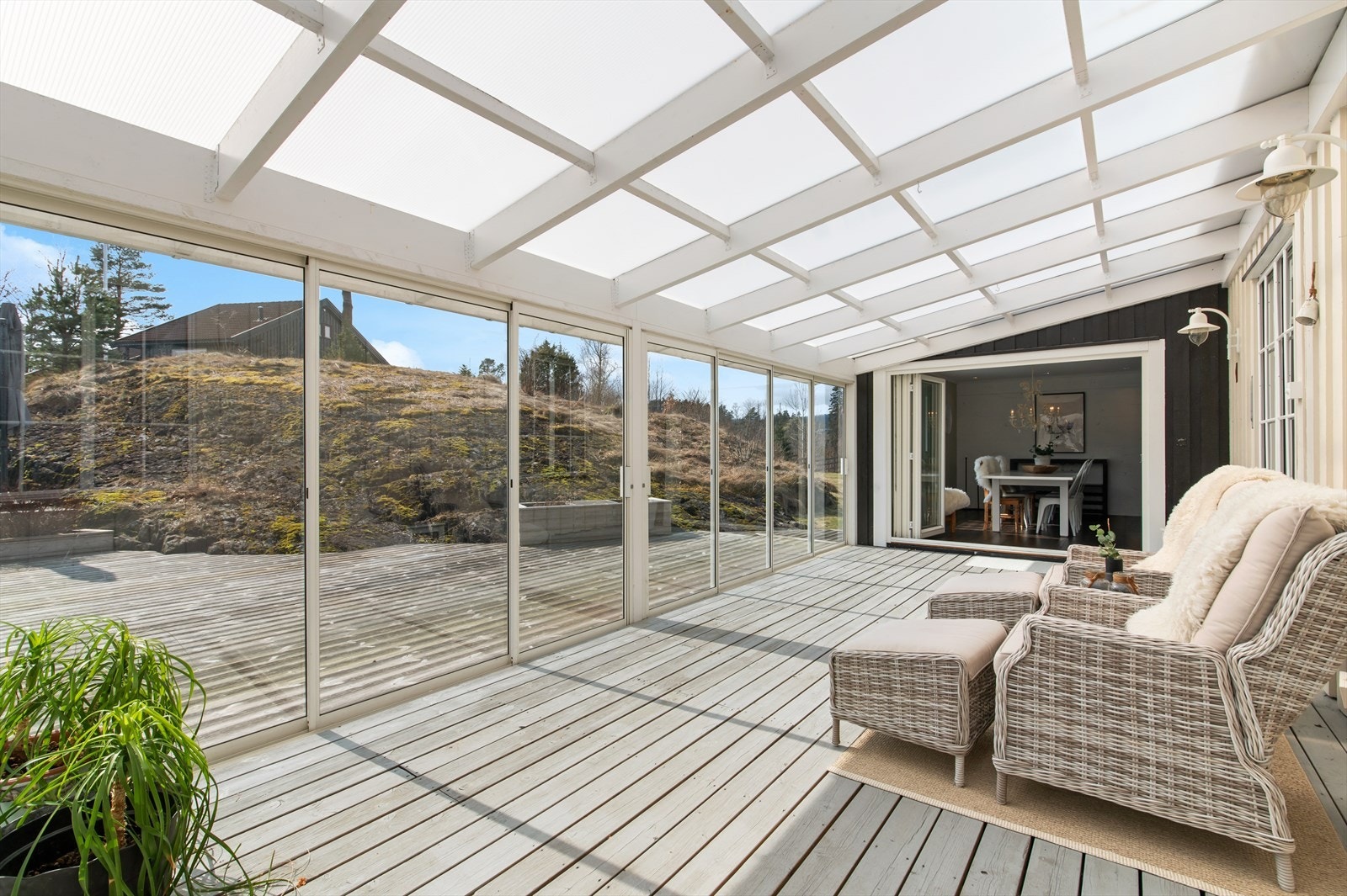 Fra kjøkkenet har man direkte utgang vinterhage og solrik terrasse Galleribilde