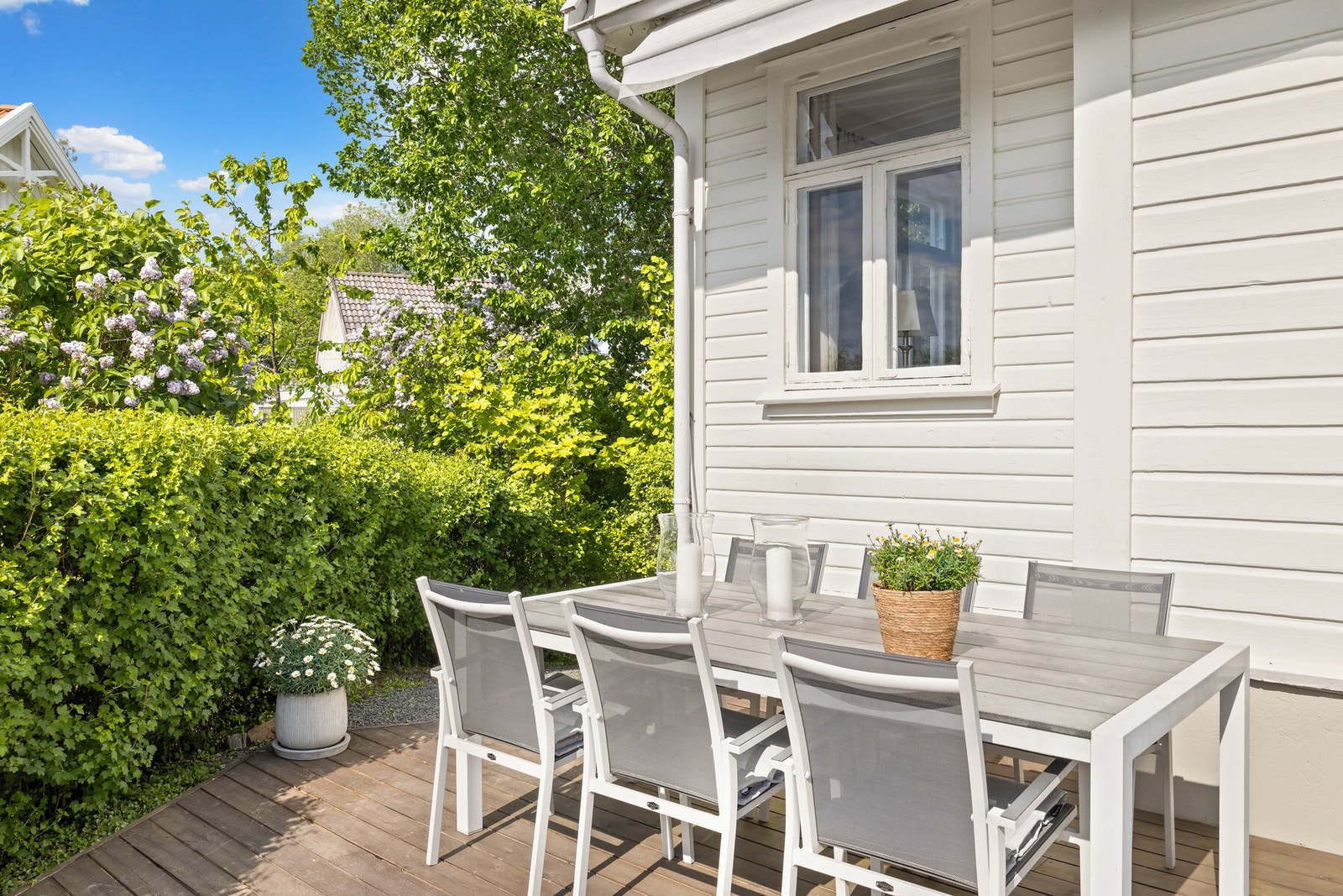 Solrik usjenert terrasse med god plass til sittegrupper. Galleribilde