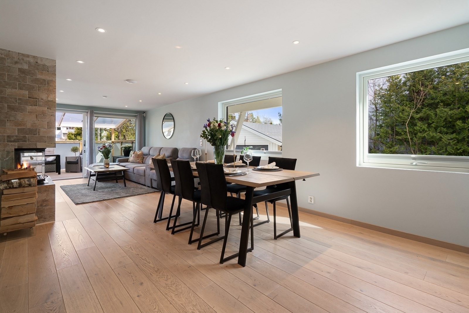 Stuen er romslig og lett å møblere, med plass til en stor sofagruppe. Galleribilde