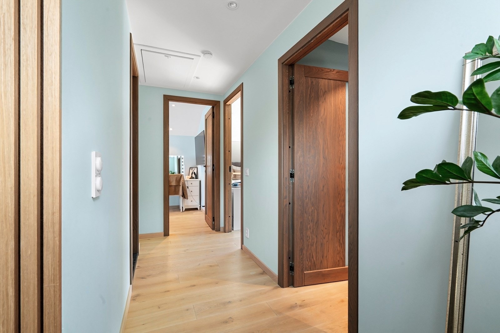 Downlights i taket gir god og jevn belysning i hele etasjen. Galleribilde