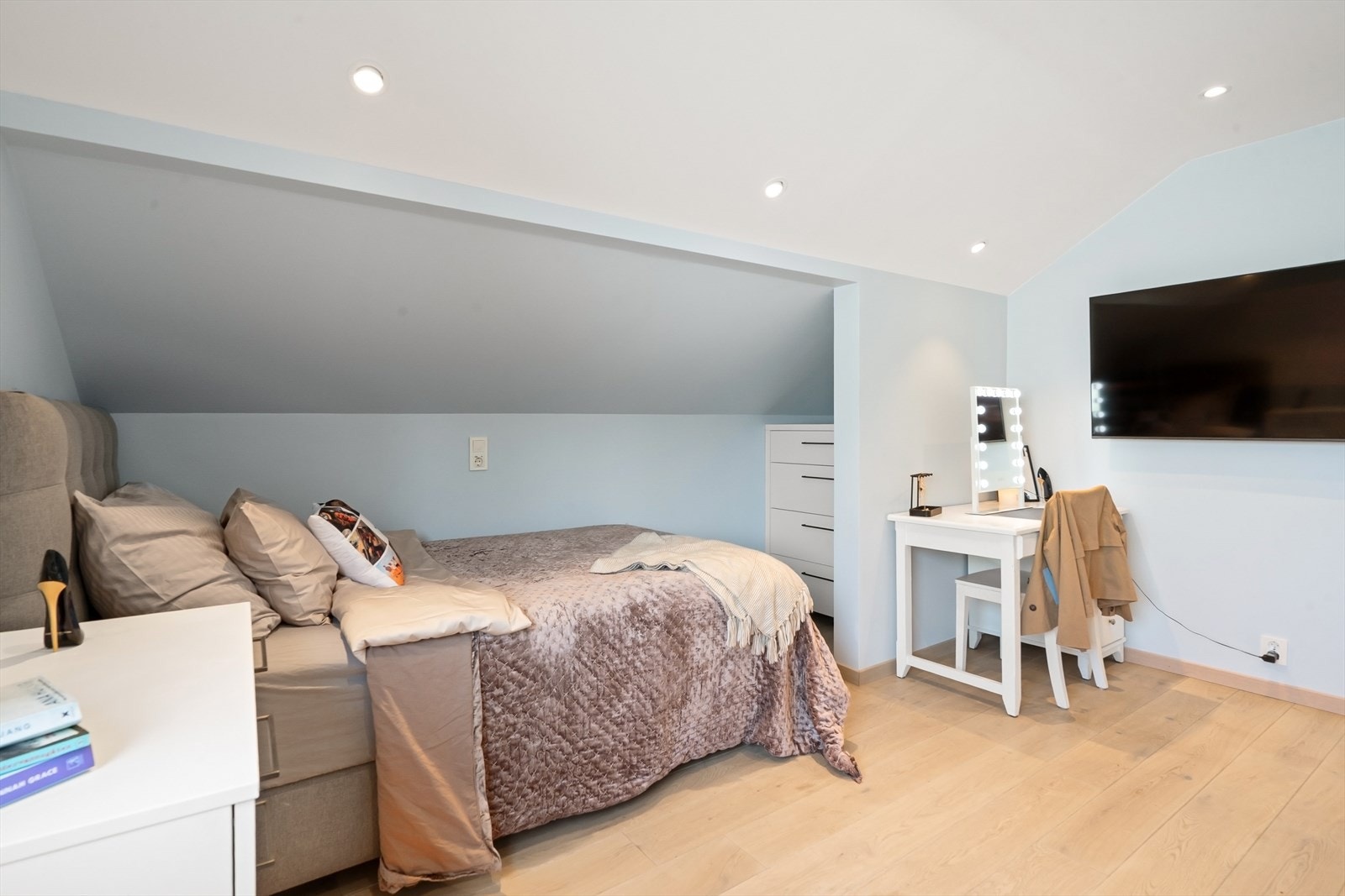 Rommet er lyst og har downlights i taket for god belysning. Galleribilde