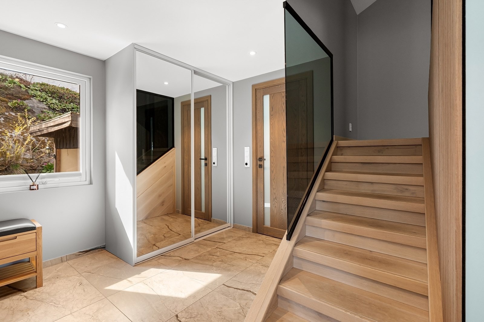 Skyvedørsgarderobe med speilfronter i gangen gir gode oppbevaringsmuligheter. Galleribilde