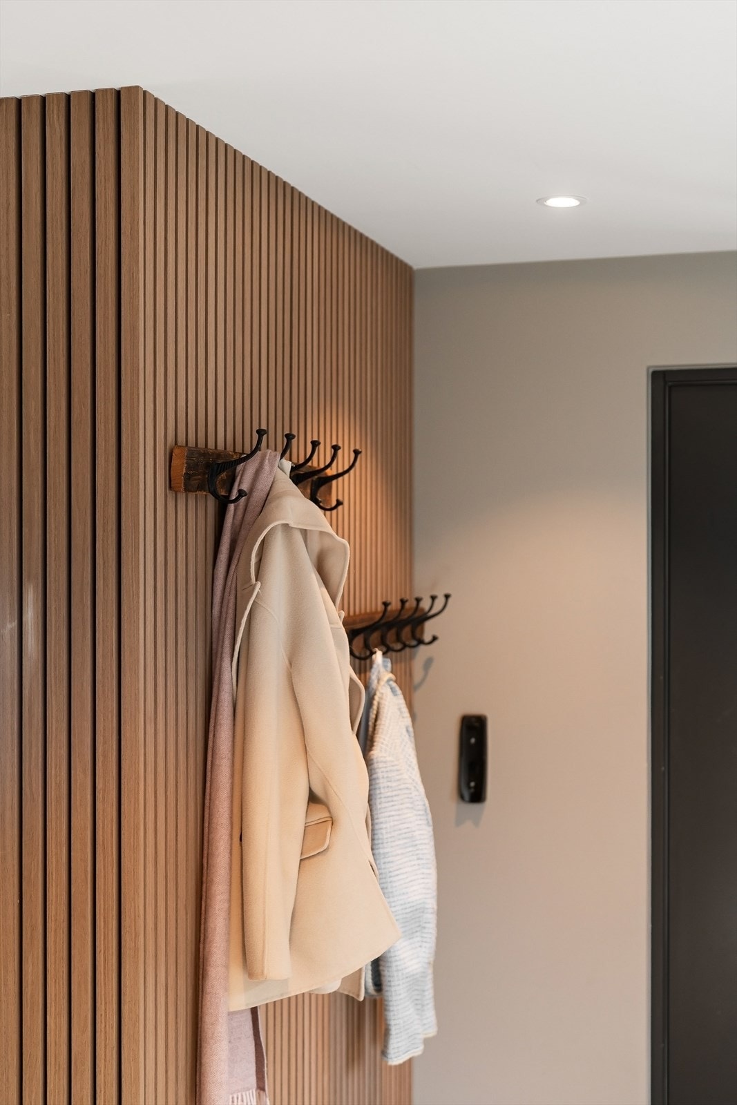 Spileveggen er både en praktisk og dekorativ detalj i inngangspartiet. Galleribilde