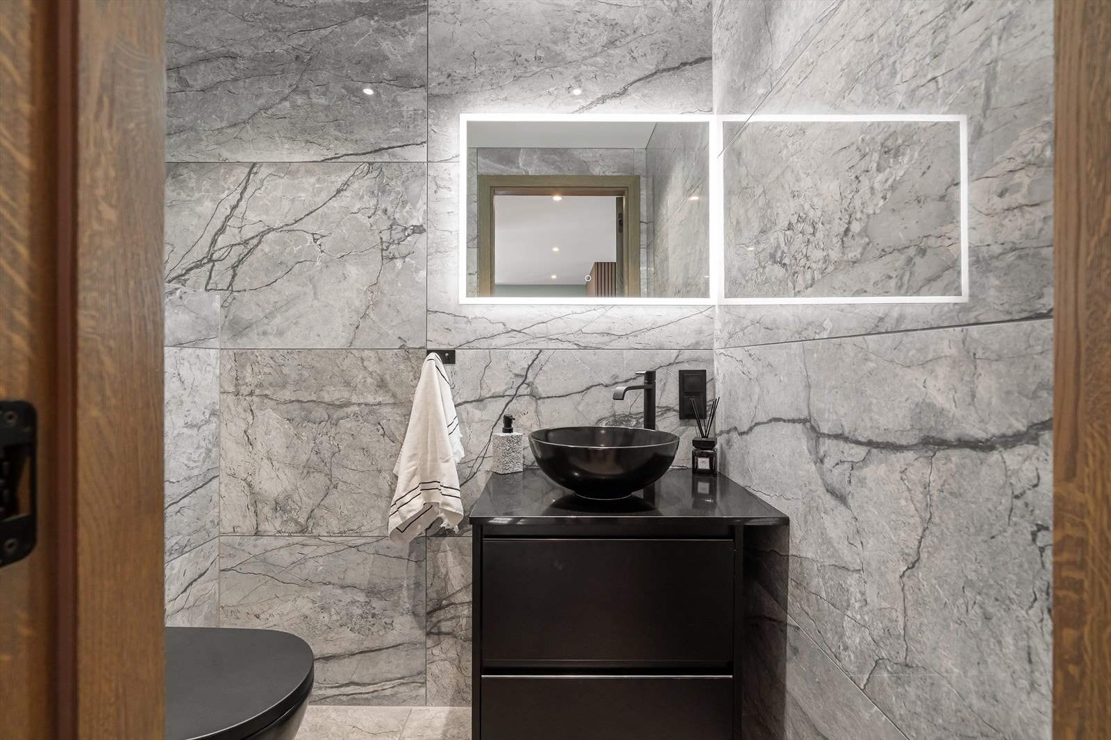 Praktisk gjestetoalett i første etasje, holdt i samme stil som hovedbadet. Galleribilde