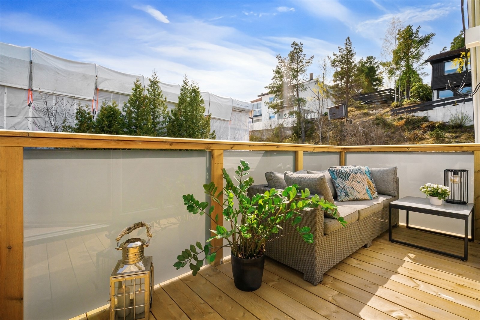 Balkongen har plass til en liten sittegruppe. Galleribilde