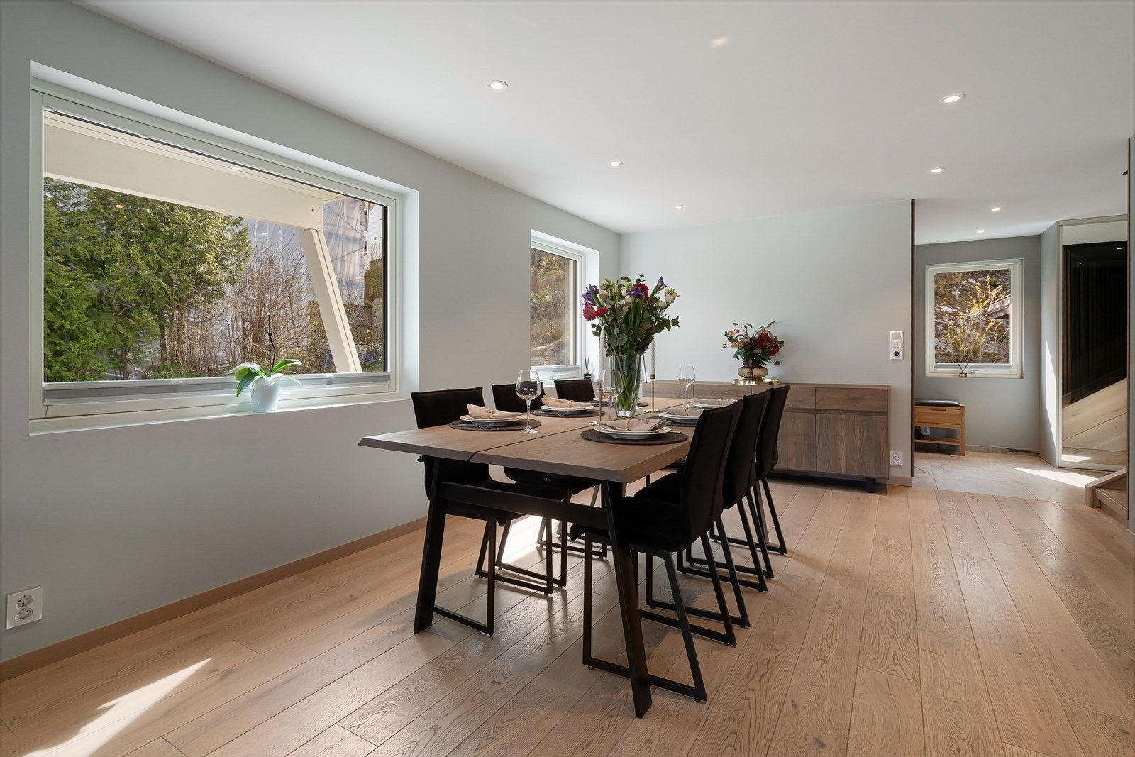 Spisestuen har plass til et langbord for hyggelige middager med familie og venner. Galleribilde