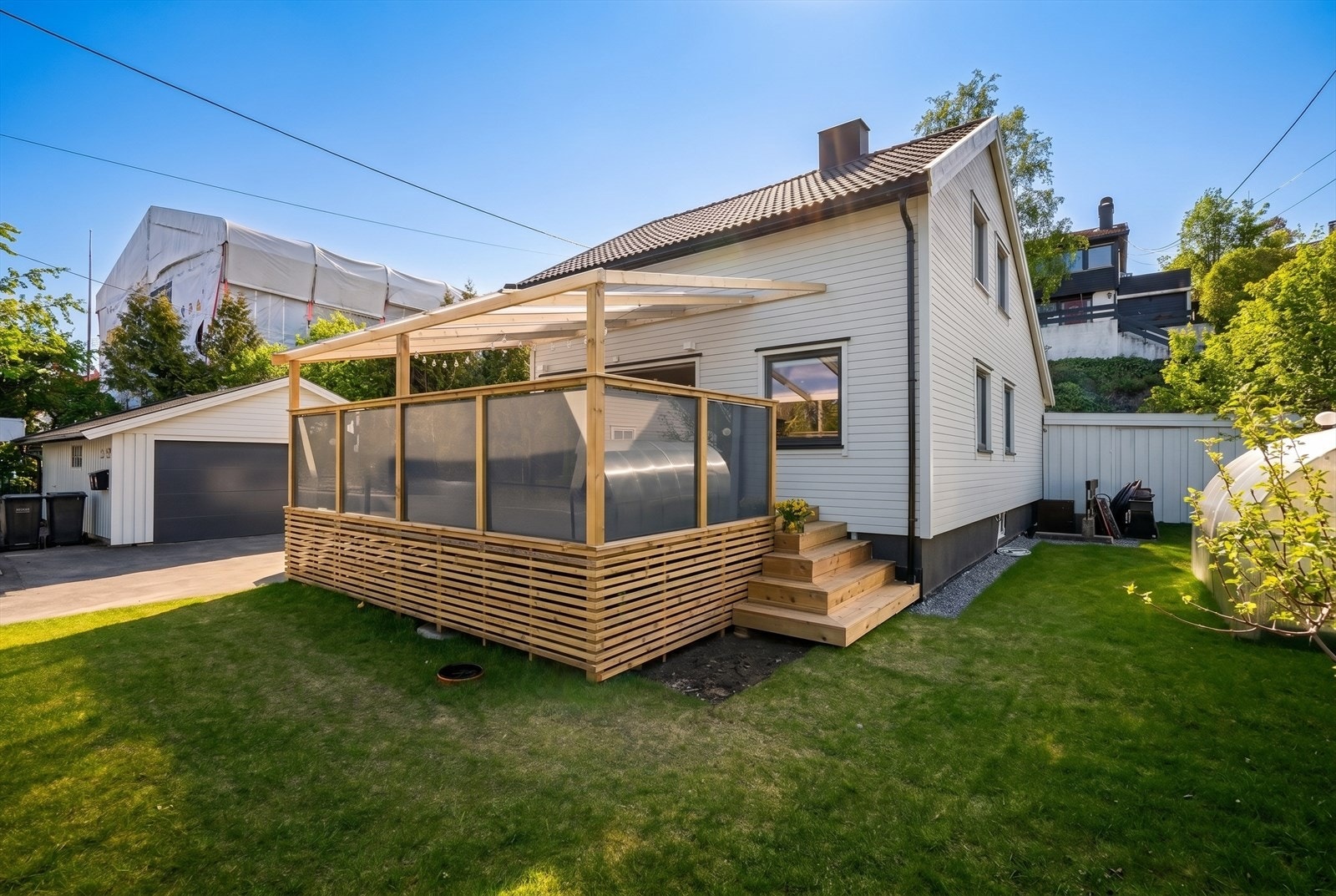 Velkommen til Steingrims Vei 9, en innholdsrik enebolig på flat tomt med opparbeidet hage, dobbel garasje og stor terrasse. Foto: ZOVENFRA Galleribilde
