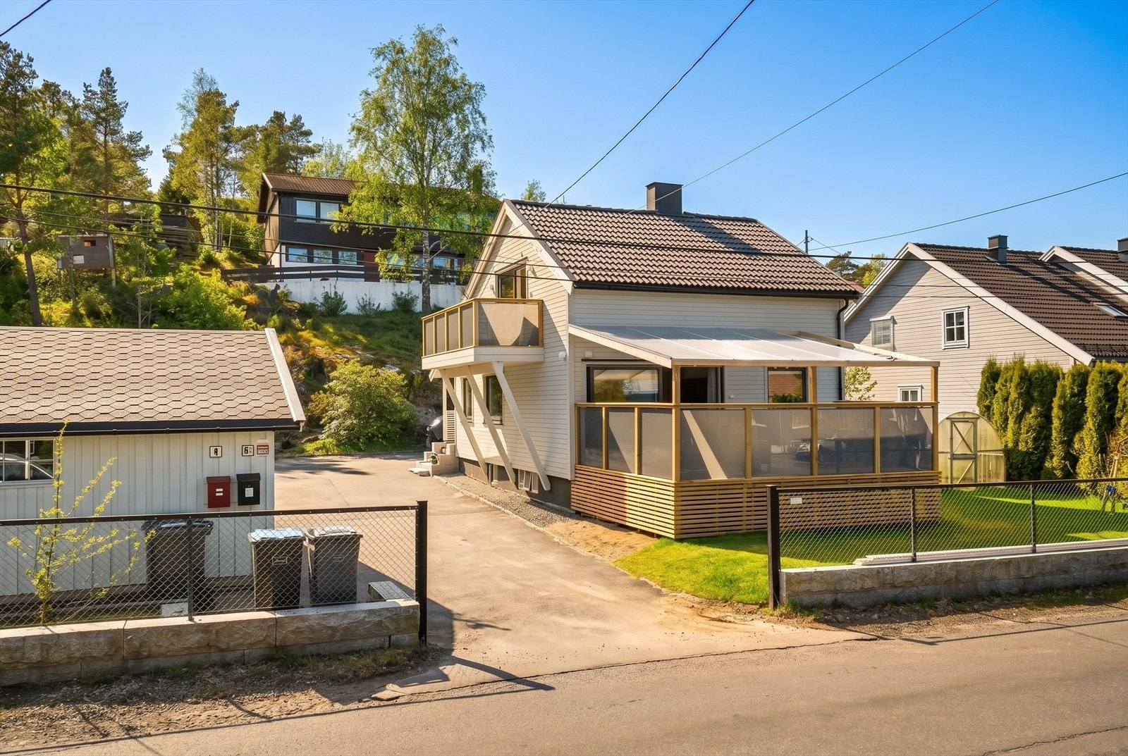 Eiendommen ligger på en selveid tomt på nesten 900 kvadratmeter. Galleribilde