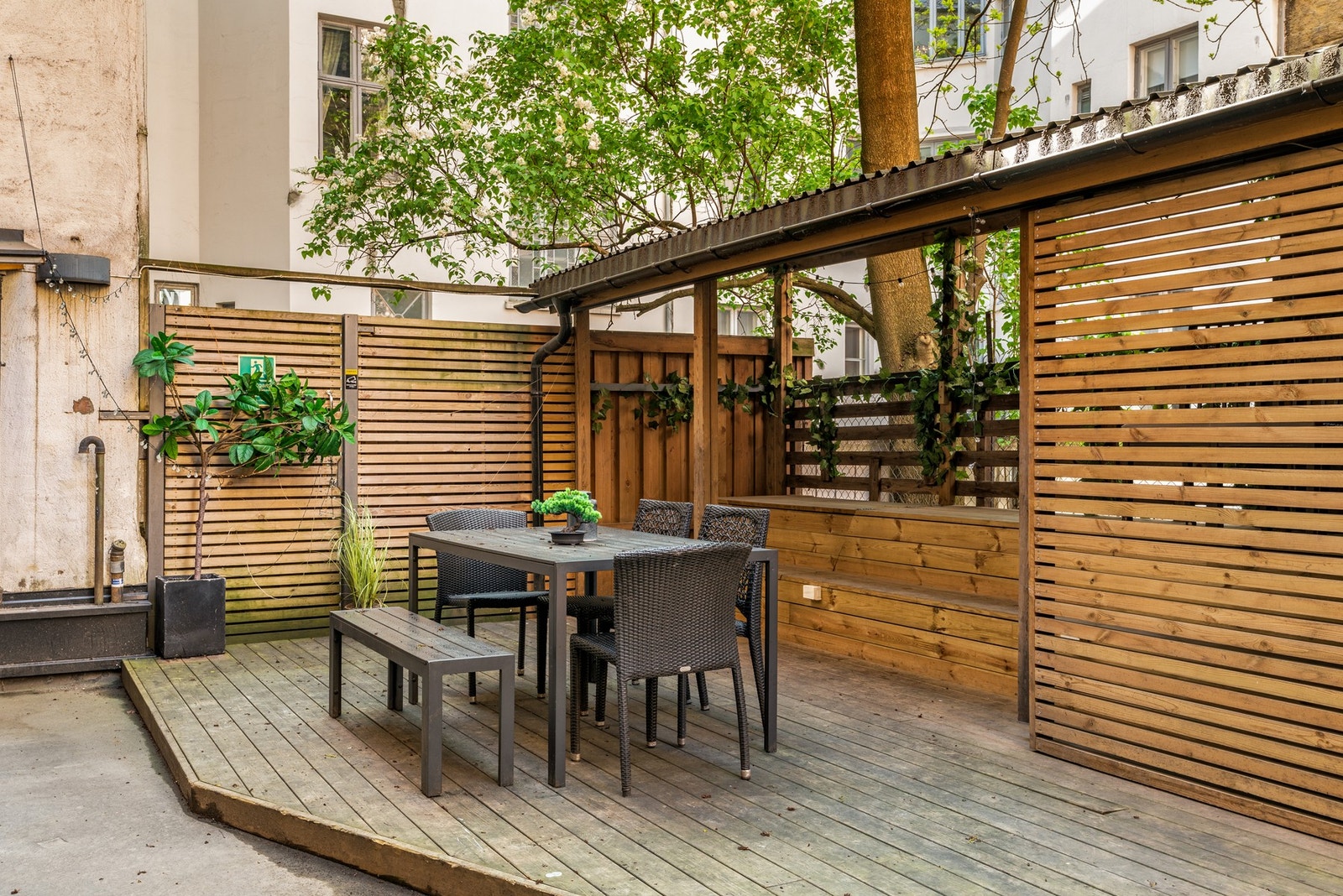 Gårdsrommet er opparbeidet med terrasseplatting med sittegruppe. Her er også sykkelstativ/sykkelparkering. Galleribilde