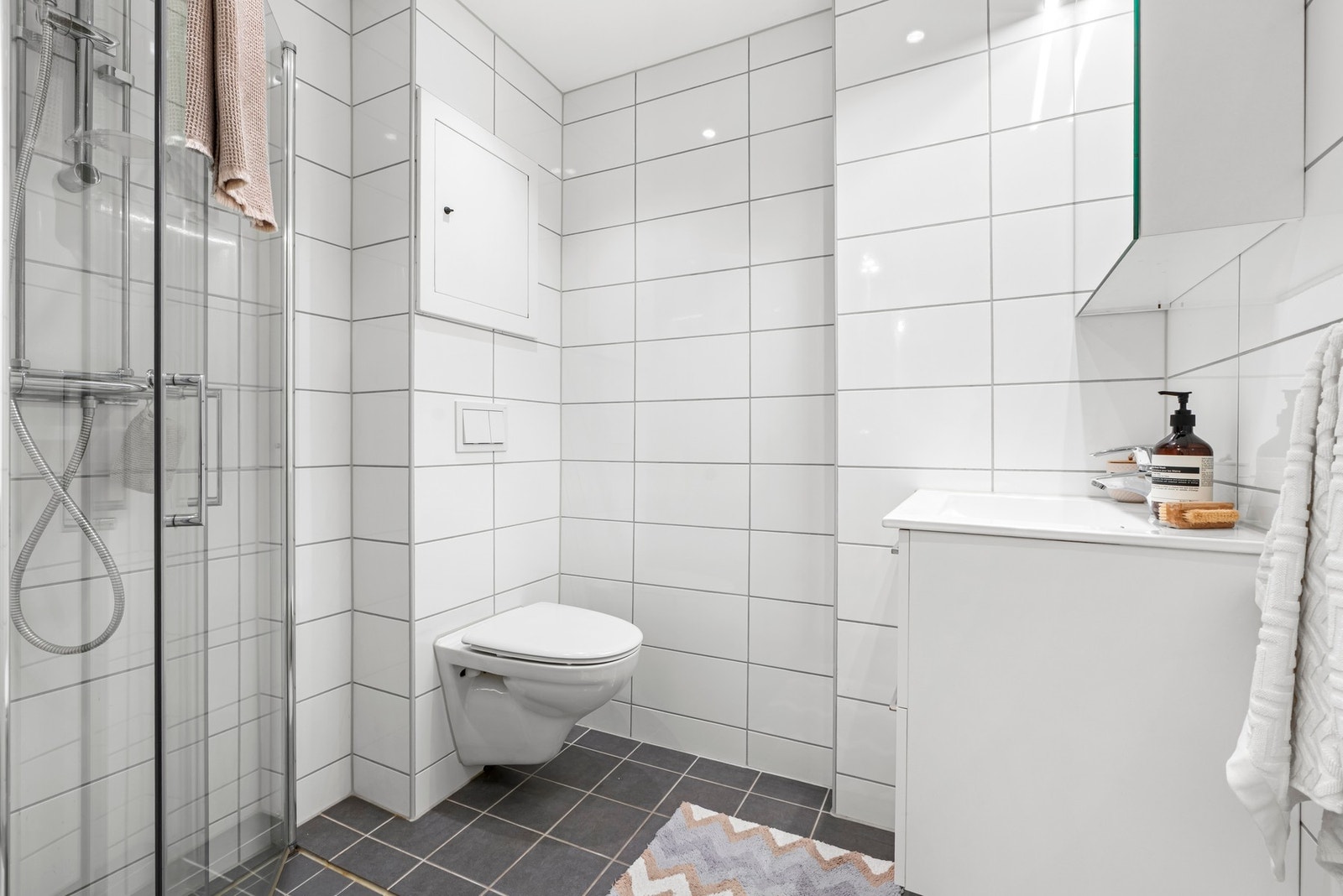 Flislagt bad/WC med elektrisk varmekabel i gulvet.
Varmtvann kommer fra sentral tank. Galleribilde