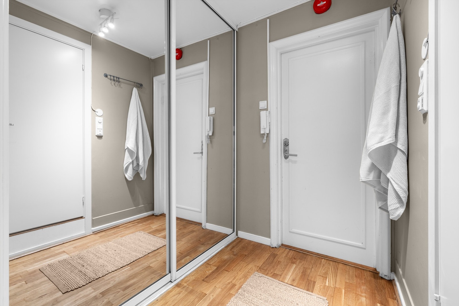 Gang med skyvedørsgarderobe.
Callinganlegg med portåpner. Galleribilde