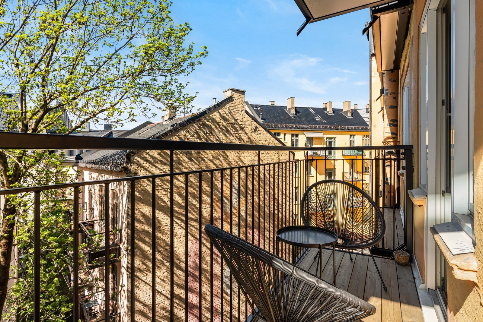 Hyggelige balkonger til sameiernes frie bruk. Balkongen er på ca. 4 m2. En balkong på 2 m2 også i hver etasje. Galleribilde