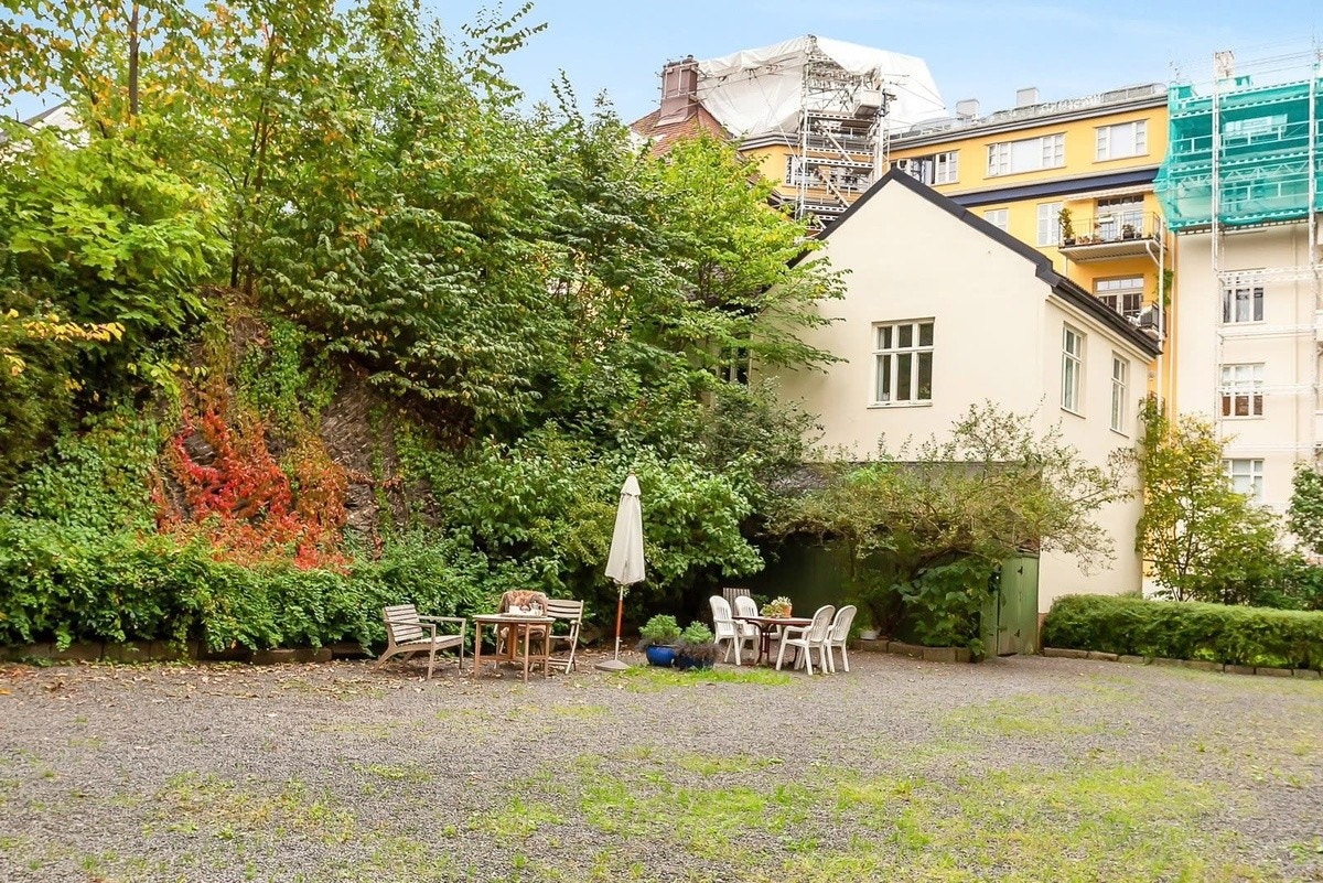 Koselig bakgård Galleribilde