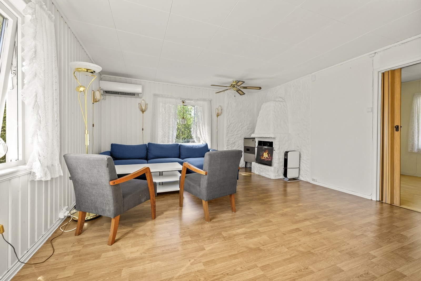 Stuen har også en klassisk vedovn i støpejern, som gir både varme og hygge. Galleribilde