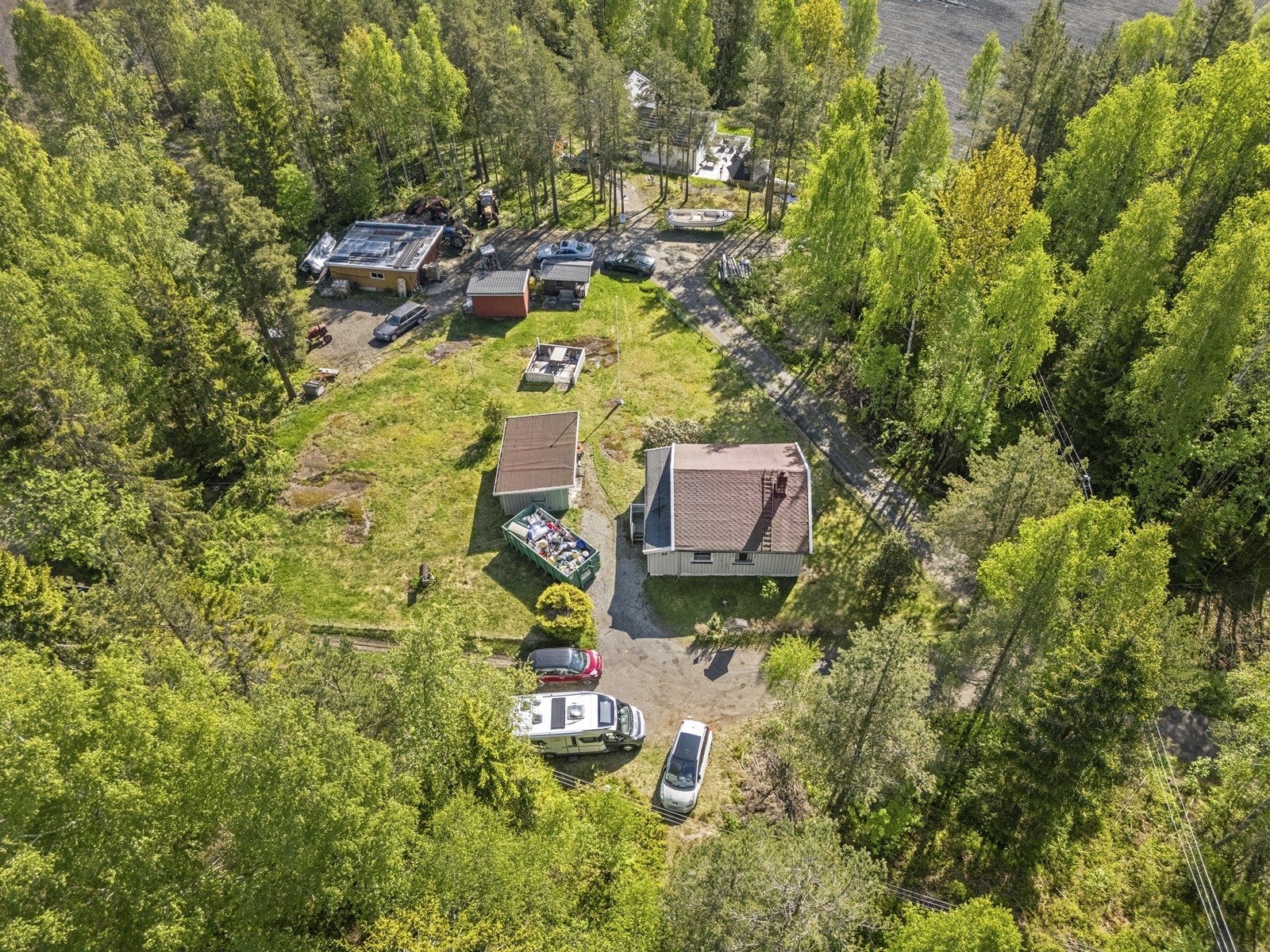 Tomten er relativt flat med svake hellinger. Galleribilde
