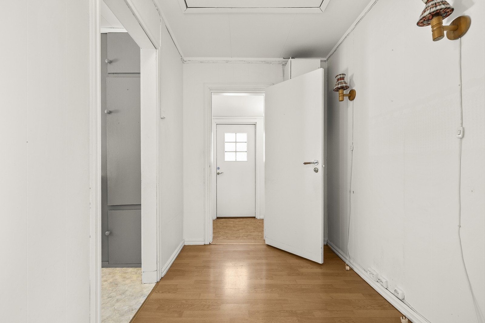 Fra vindfanget kommer du inn i en gang som fordeler til boligens øvrige rom. Sikringsskap med automatsikringer er plassert her. Galleribilde