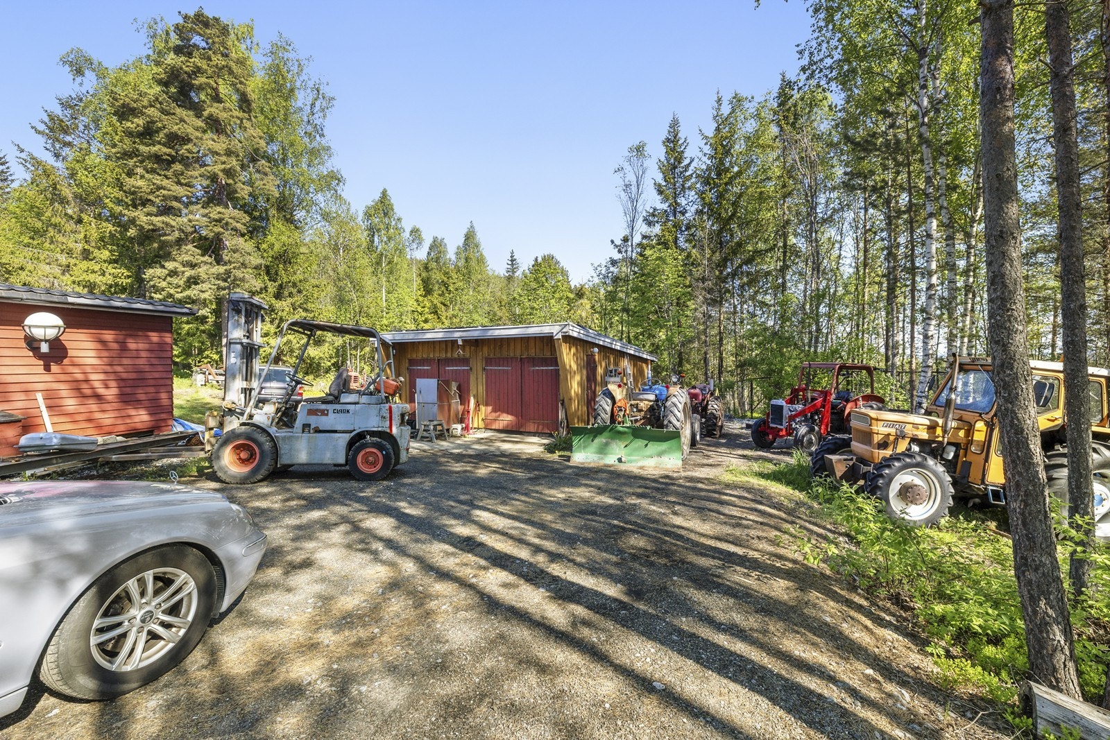 I tillegg til garasjen er det to uthus på henholdsvis 23 m² og 10 m², som gir utmerkede lagringsmuligheter. Galleribilde