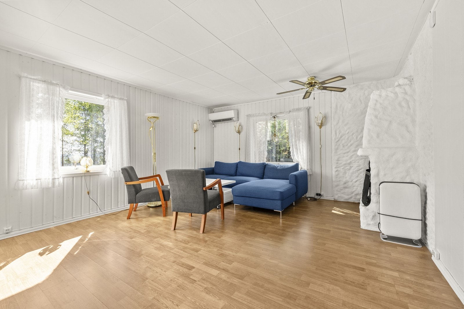 Romslig stue med plass til sofagruppe. Oppvarming med luft-til-luft-varmepumpe og elektriske panelovner. Galleribilde