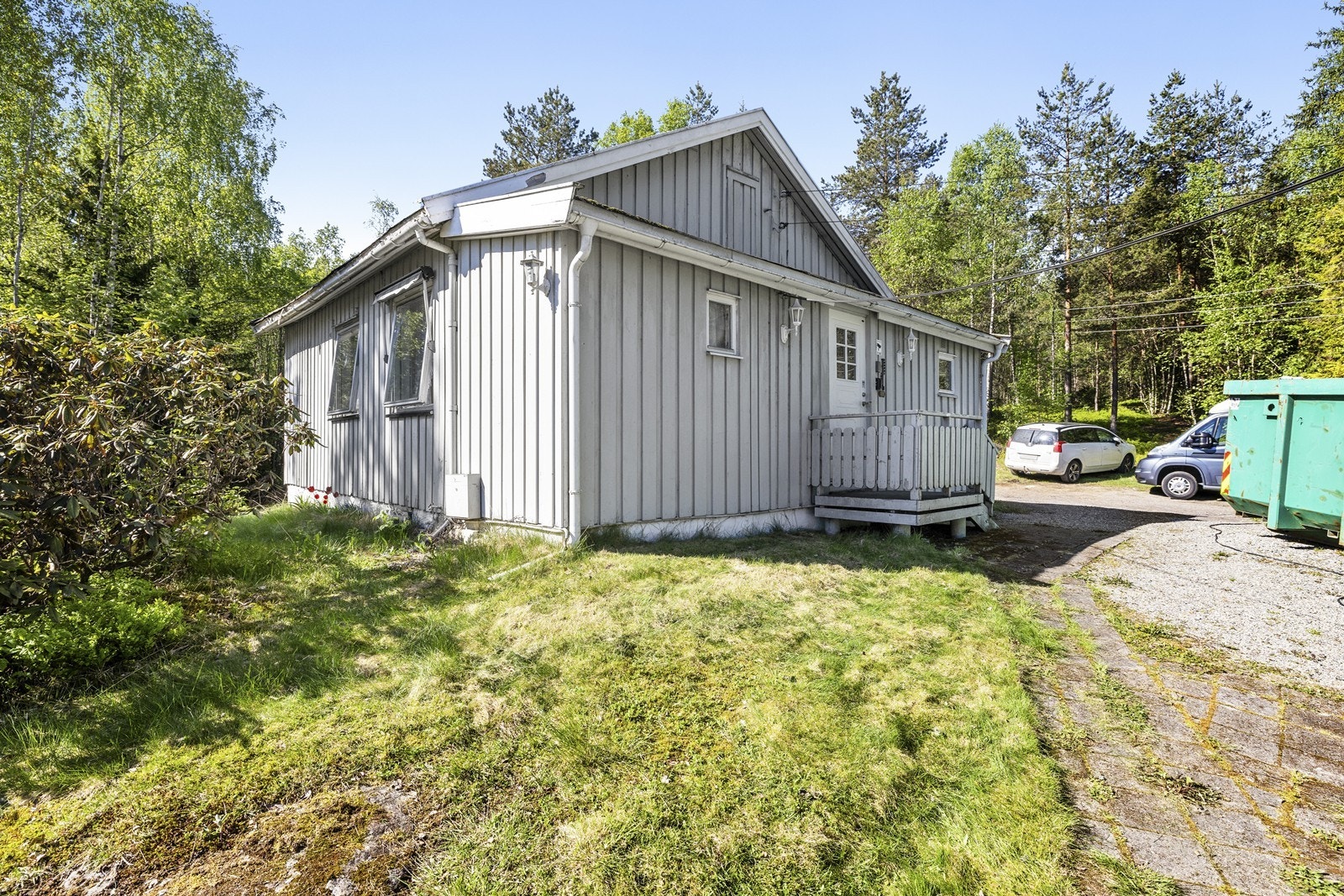 Boligen er fra 1967 har yttervegger kledd med stående trepanel. Galleribilde