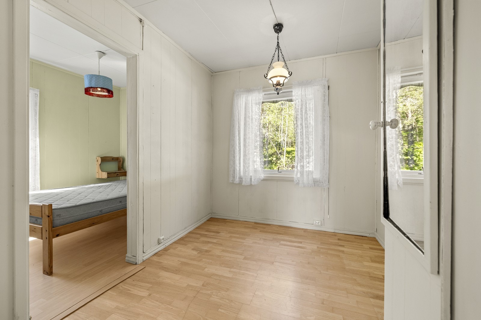 Boligen har to stuer. Denne ligger i tilknytning til soverommet og kan fungere som en privat sone. Galleribilde