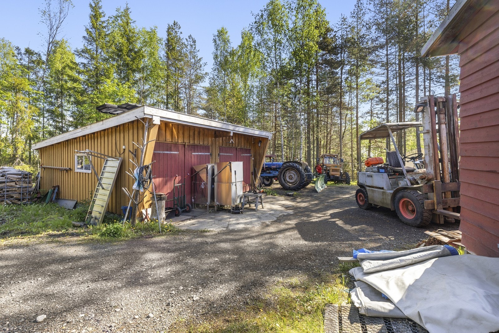 Eiendommen disponerer en garasjeplass på ca. 20 m² i en frittstående garasjebygning. Strøm er hentet fra naboens anlegg. Galleribilde