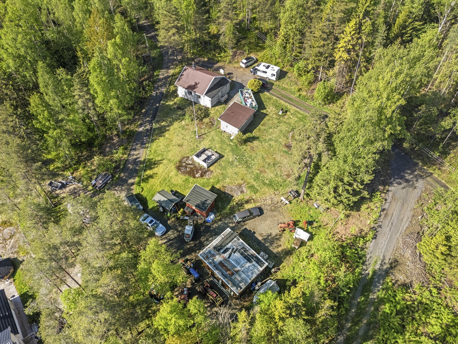 Denne eiendommen består av en fritidsbolig, garasje, to uthus og et pumpehus. Garasje, ett uthus og pumpehuset disponeres sammen med nabo i Åskammen 39. Det er borret etter vann, og pumpehuset vedlikeholdes sammen med nabo. Galleribilde