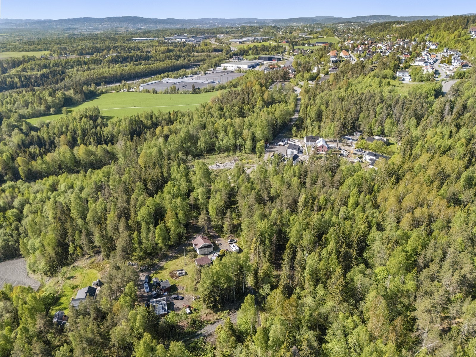 Denne fritidsboligen ligger kun 5 minutter med bil til Frogner stasjon, med togforbindelse til Oslo S på 26 minutter. Det er gangavstand til Nordlandia Vardefjellet kulturbarnehage og Kiwi Fjellbo. Galleribilde