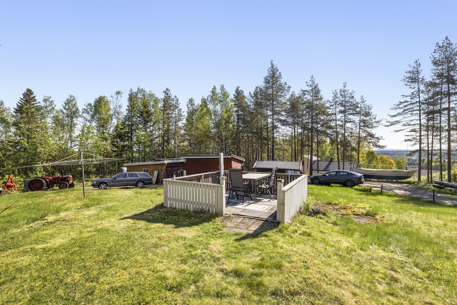 Frittstående terrasse og stor hage med gode muligheter for uteaktiviteter. Galleribilde