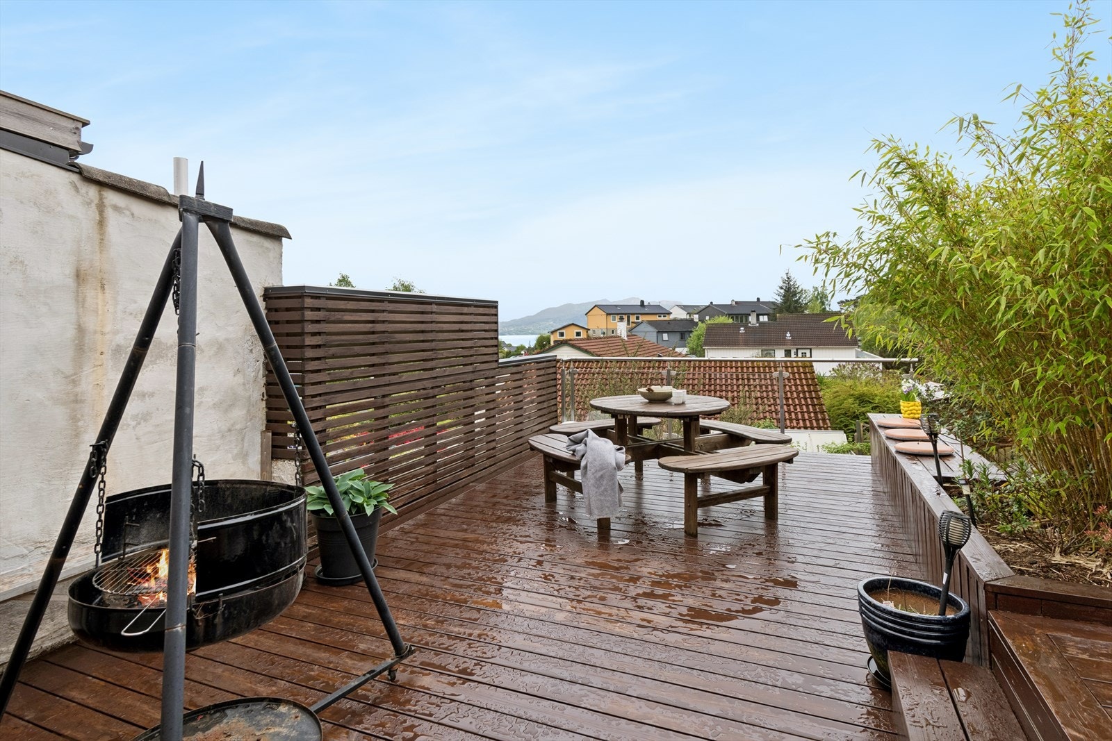 Uteplassen er delvis skjermet og har plass til både sittegruppe og grill. Galleribilde