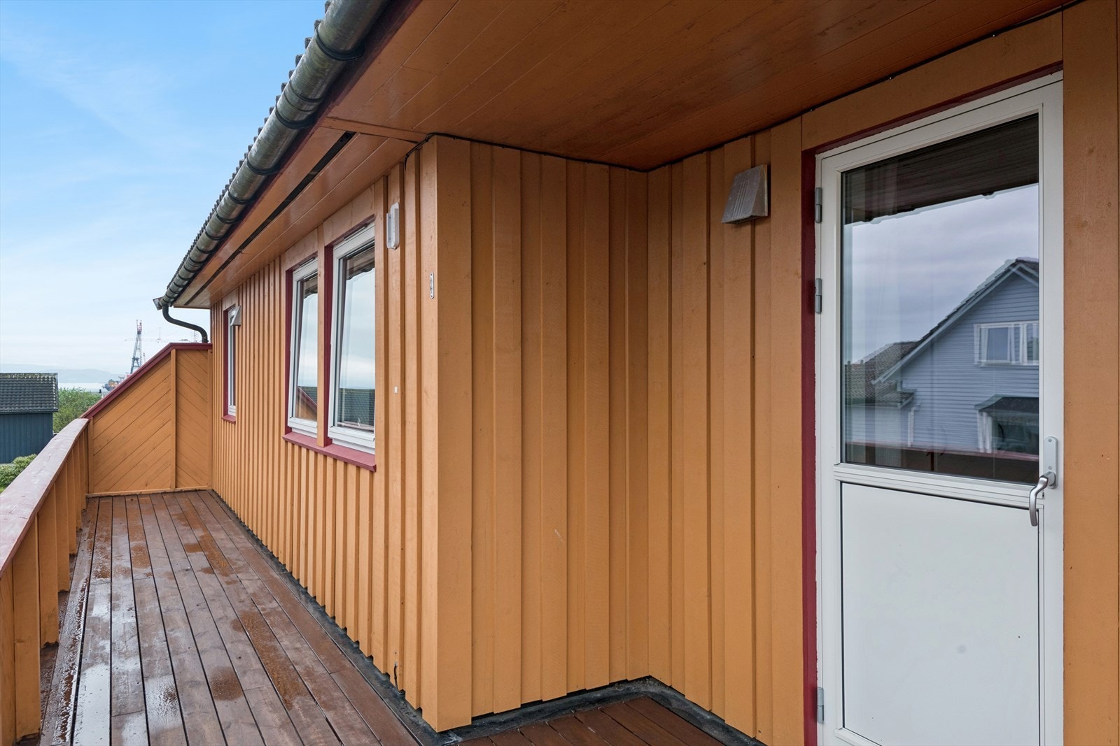 Balkongen (ikke godkjent) har rekkverk i tre og dekke av terrassebord. Galleribilde