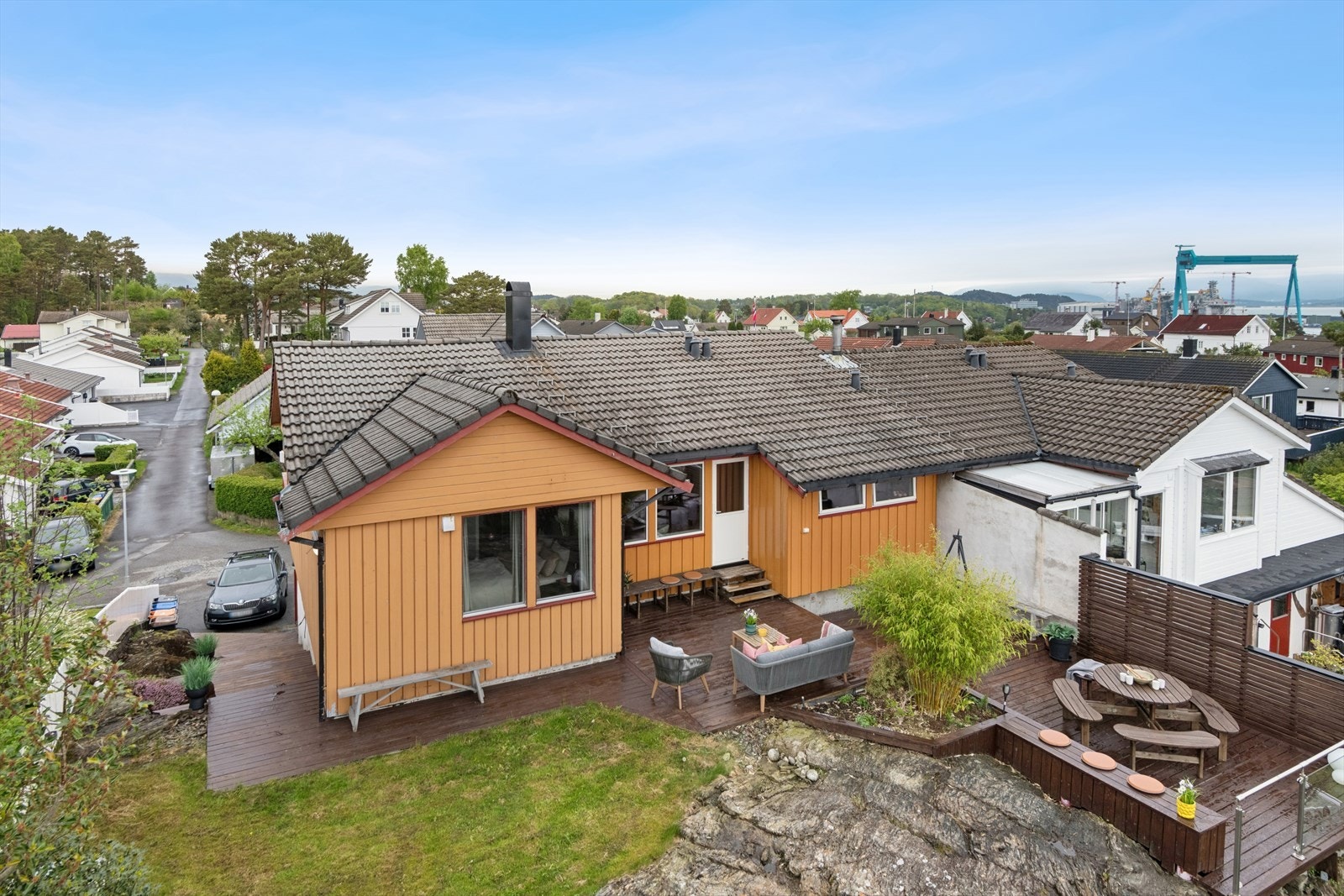 Boligen har en stor terrasse og balkong på til sammen 60 m², som utvider boarealet betydelig gjennom sommerhalvåret. Galleribilde