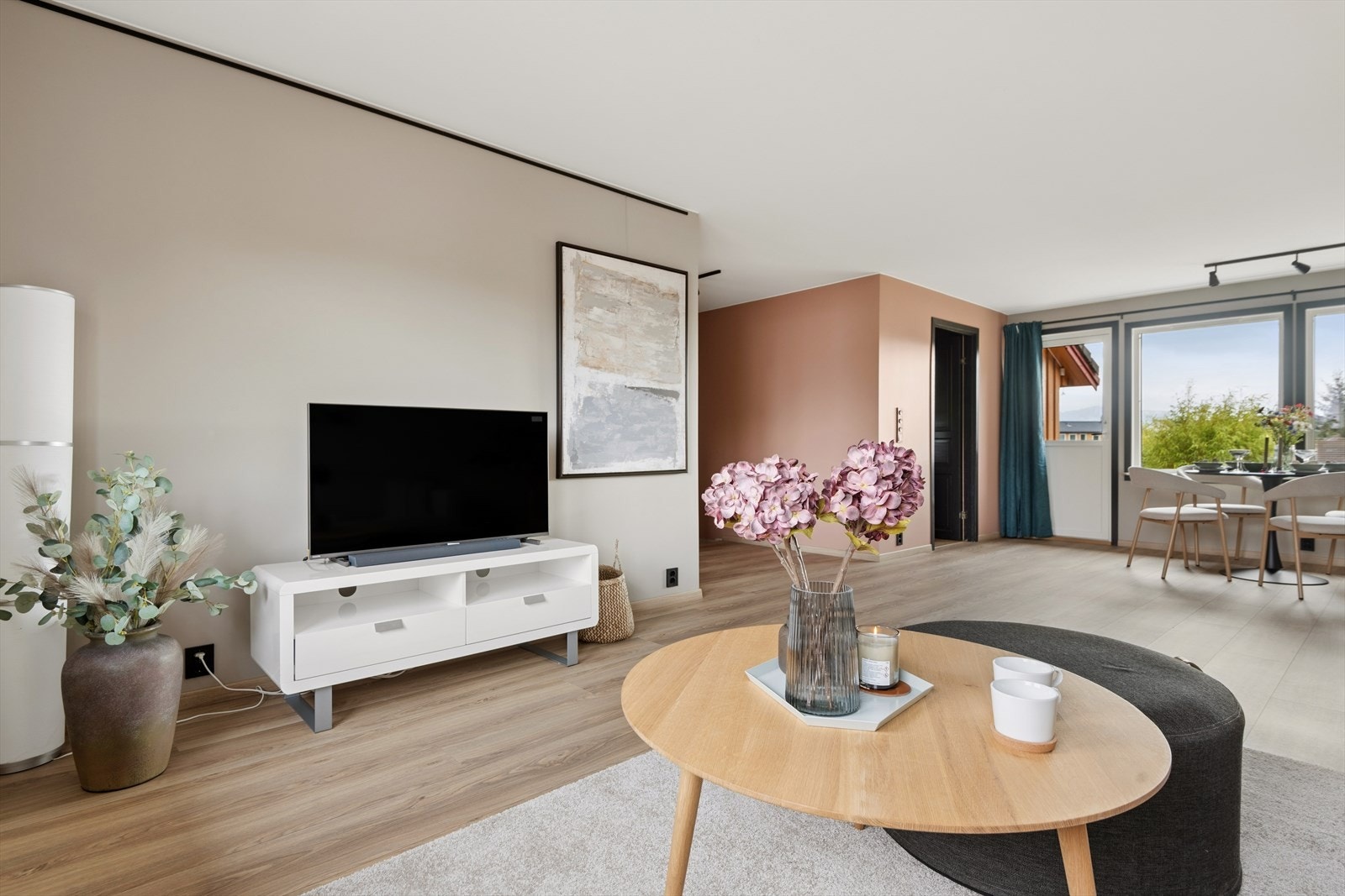Her er det god plass til en romslig sofagruppe og TV-møblement. Galleribilde