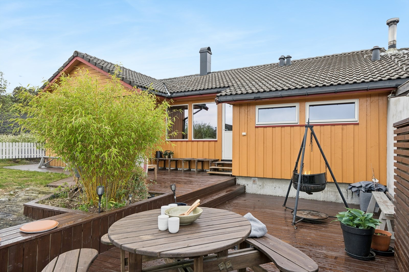 Fra stuen er det direkte utgang til en romslig terrasse med god plass for utemøbler og sosiale soner. Galleribilde