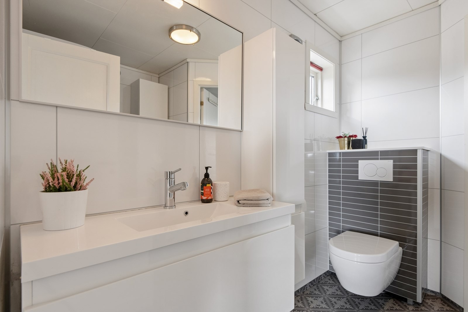 Badet i 1. etasje ble rehabilitert i 2015 og har vegghengt toalett og vask med skuffeinnredning. Galleribilde